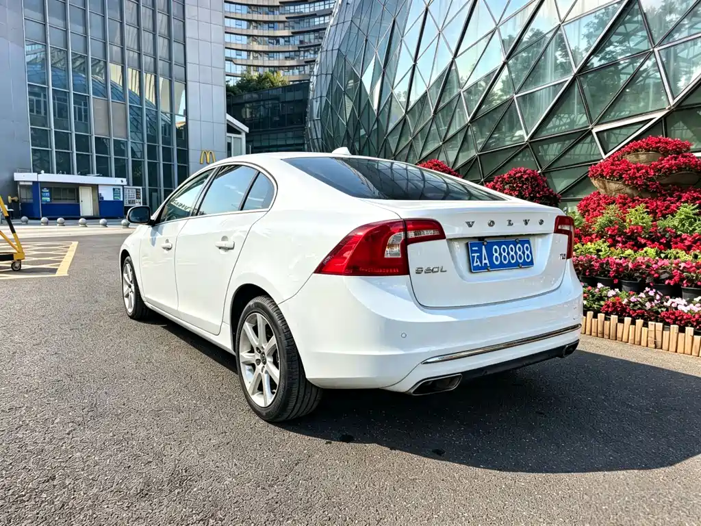 Volvo S60 2017 — фото 15
