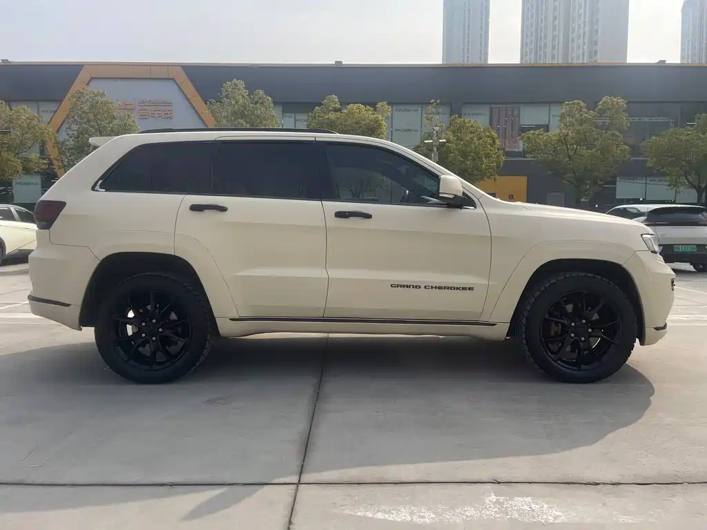 Jeep Grand Cherokee 2013 — фото 9