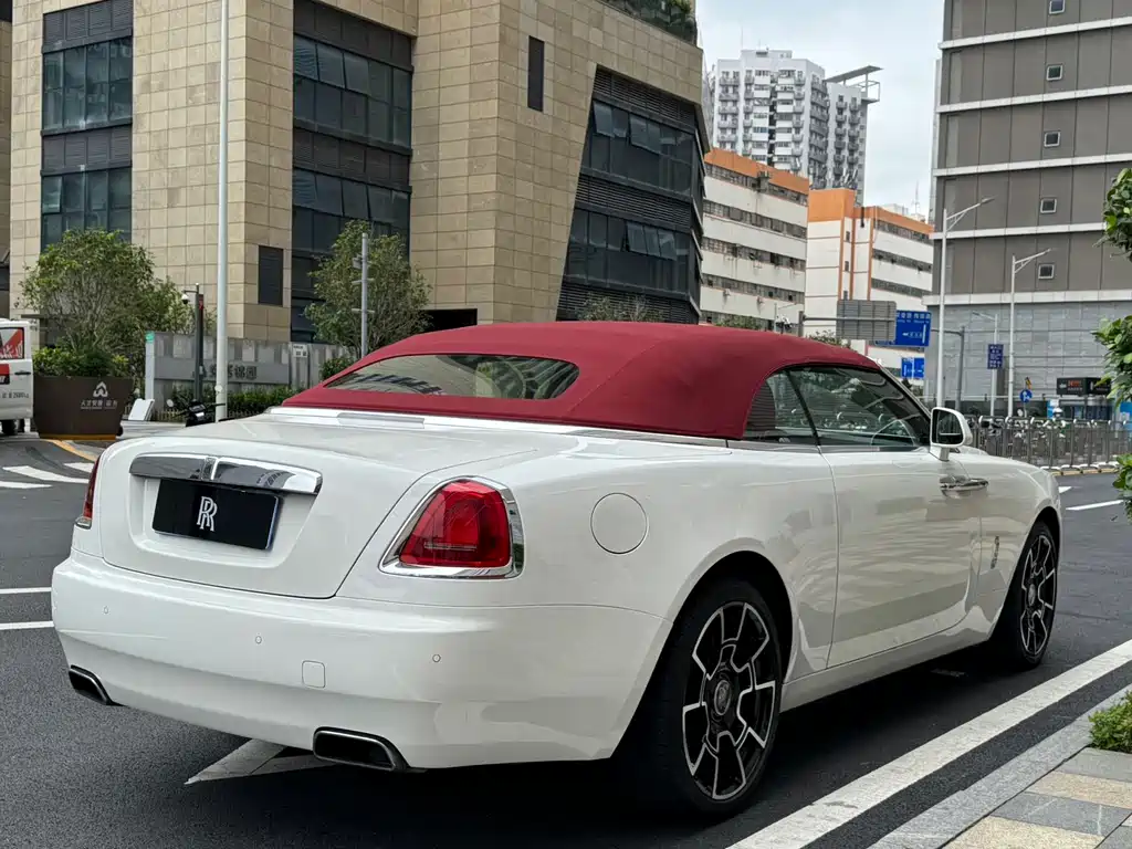 Rolls-Royce Dawn 2018 — фото 13