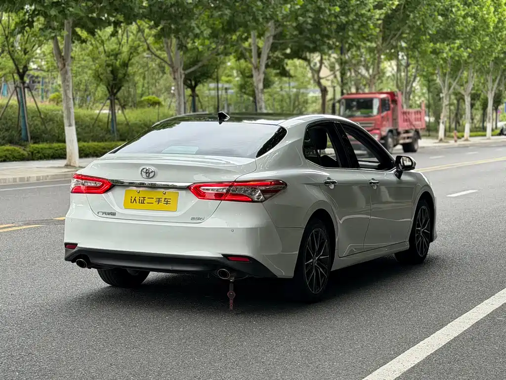 Toyota Camry 2023 — фото 24