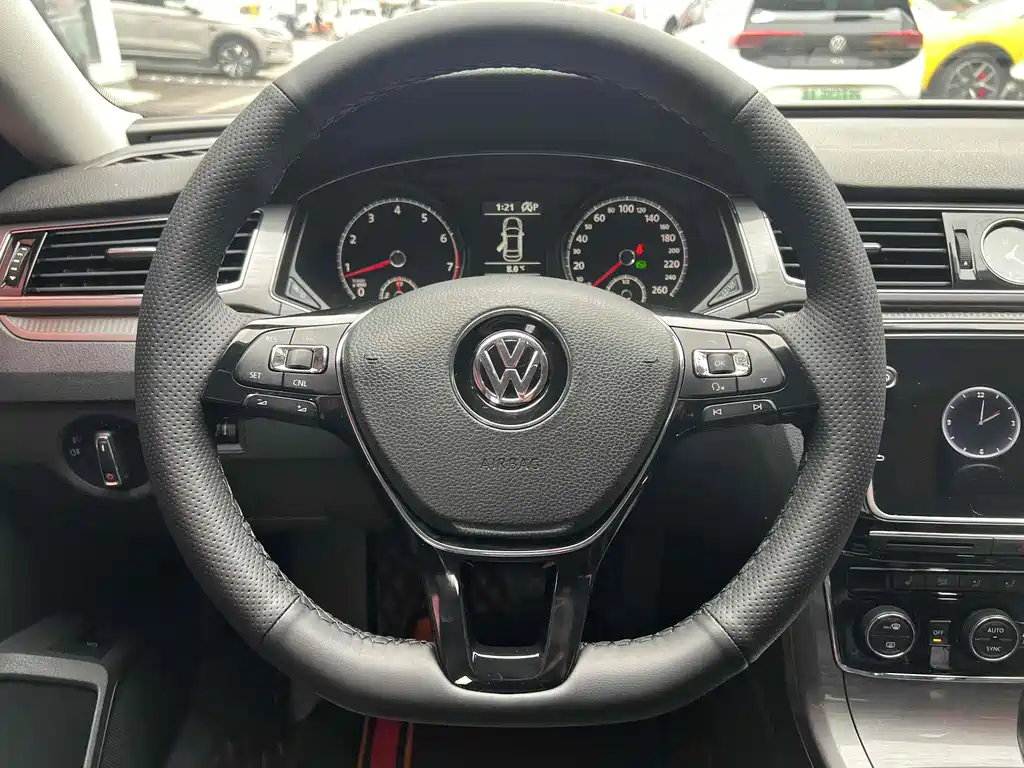 Volkswagen Passat 2017 — фото 12
