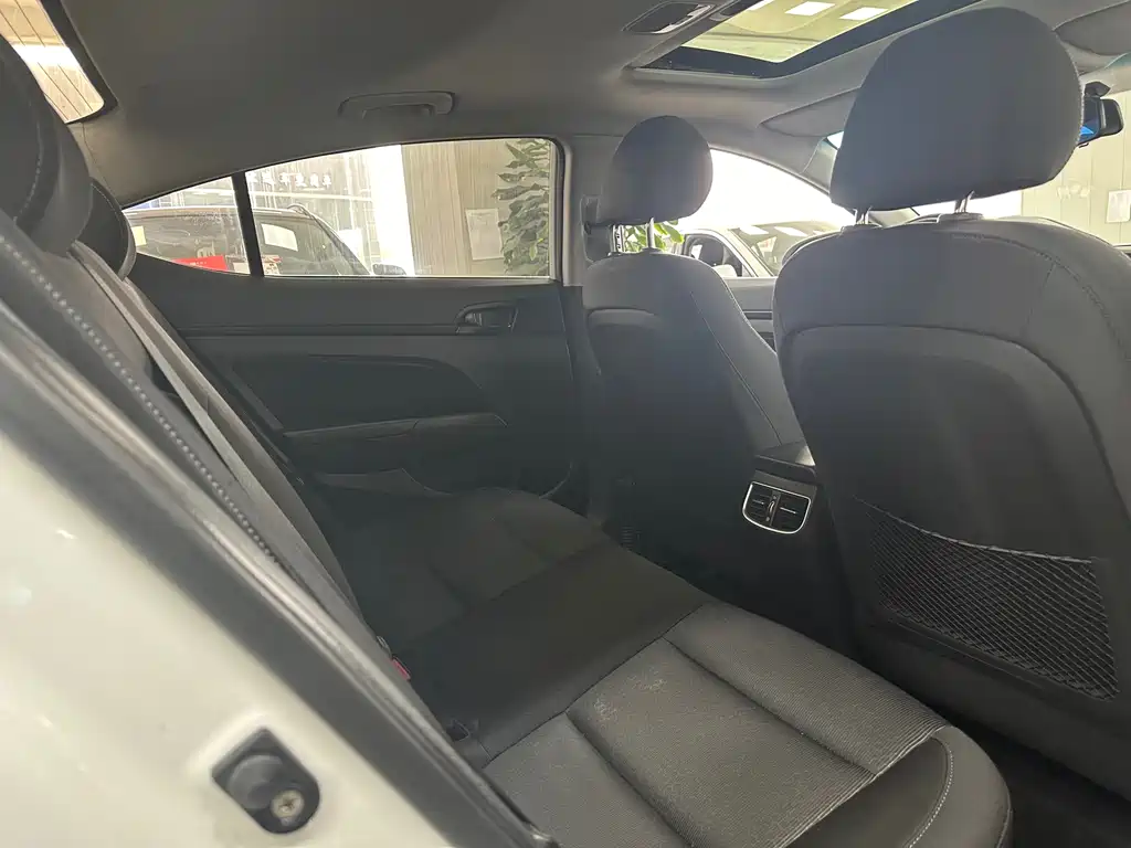 Hyundai Elantra 2019 — фото 12