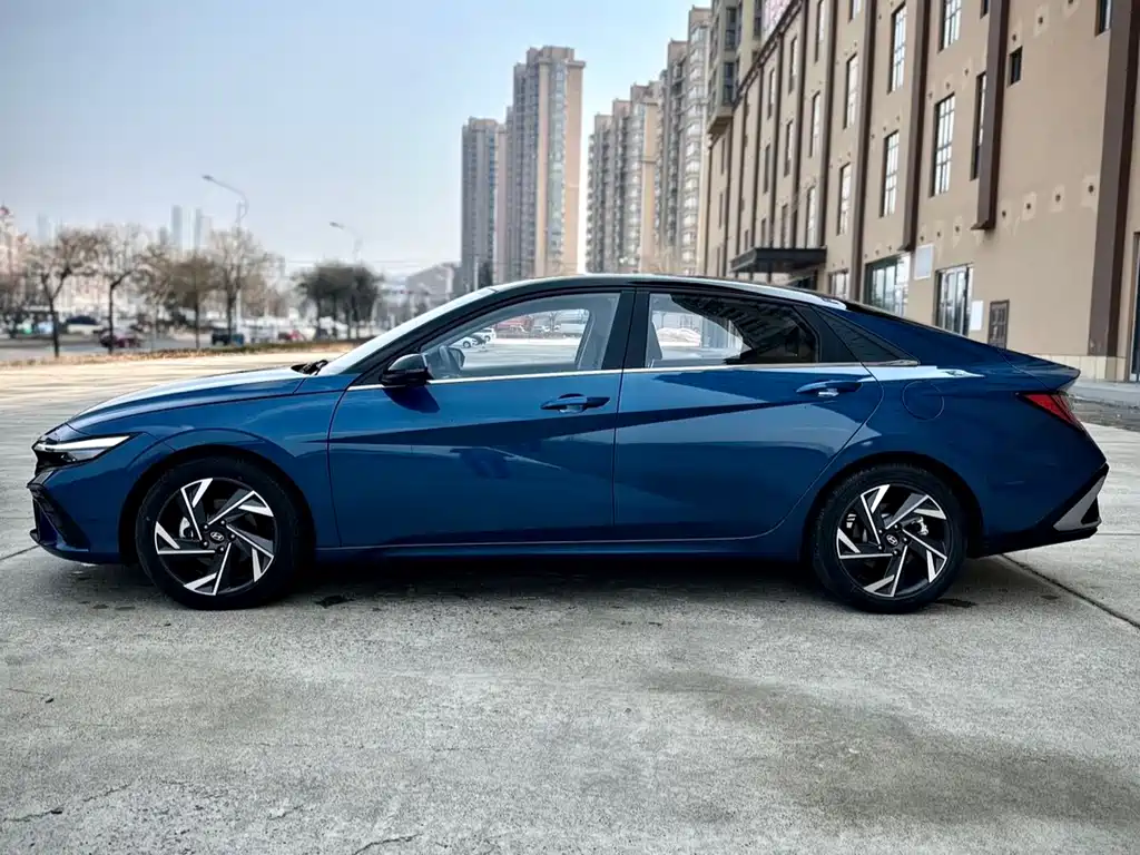Hyundai Elantra 2023 — фото 8