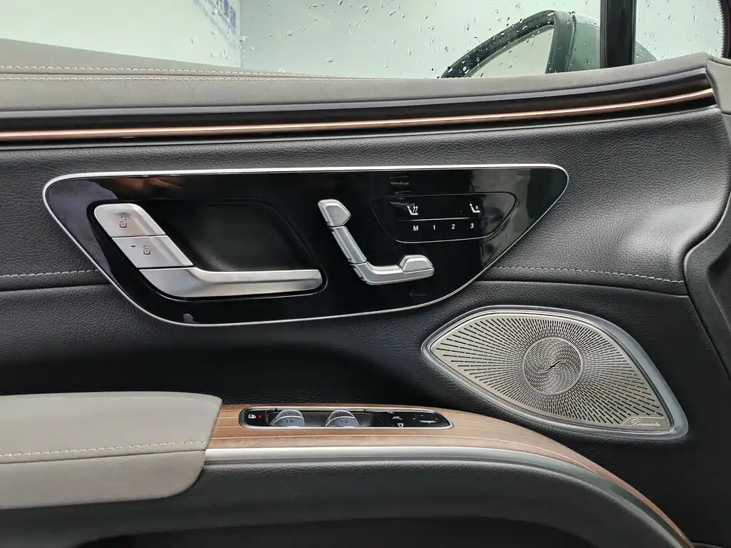 Mercedes-Benz EQS SUV 2025 — фото 18
