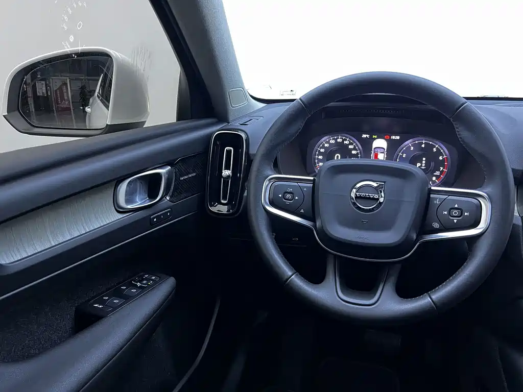 Volvo XC40 2020 — фото 18
