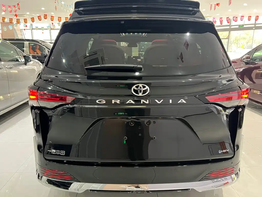 Toyota Granvia — фото 20