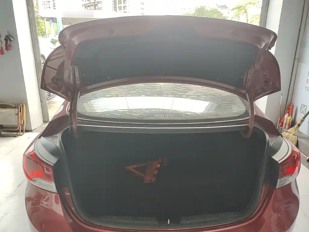 Hyundai Elantra 2015 — фото 19