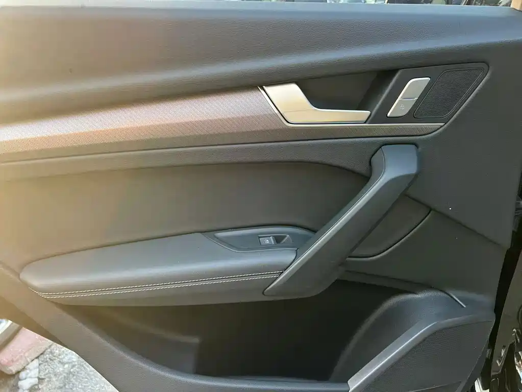 Audi Q5L 2023 — фото 11