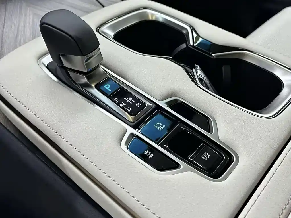 Lexus LM — фото 6