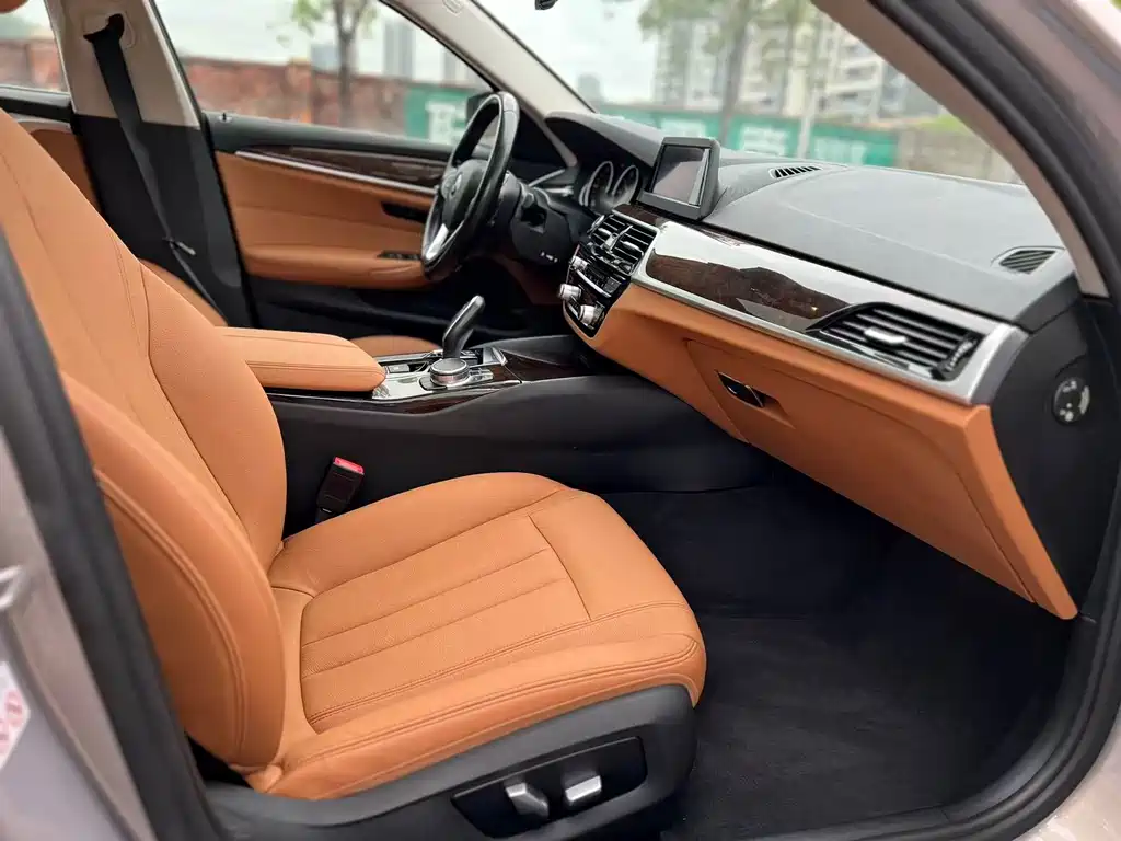 BMW 5 Series 2018 — фото 11