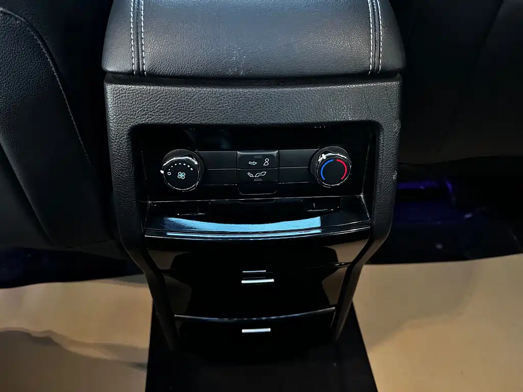 Ford Edge 2016 — фото 17
