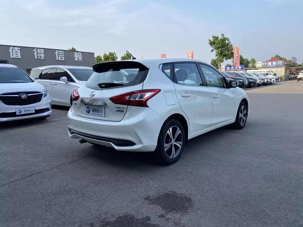 Nissan Tiida 2017 — фото 4