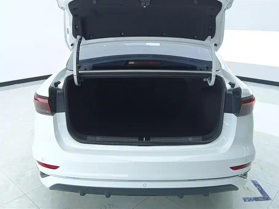 Geely Emgrand 2024