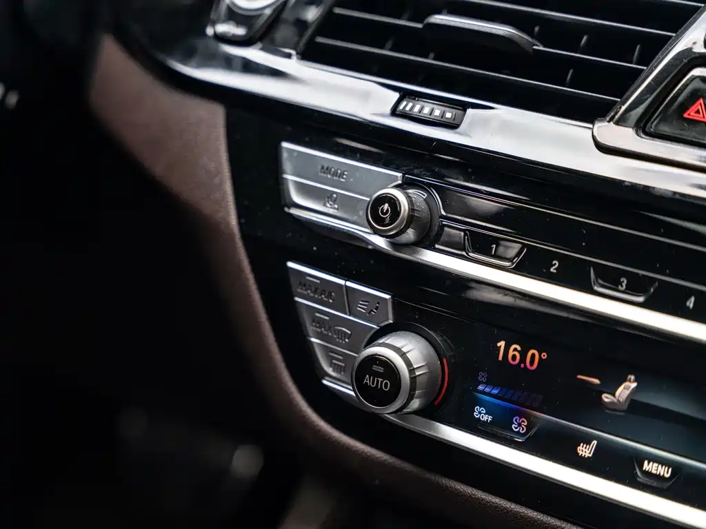 BMW 5 Series 2021 — фото 15