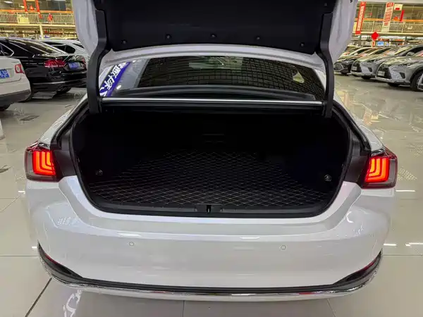 Lexus ES 2023
