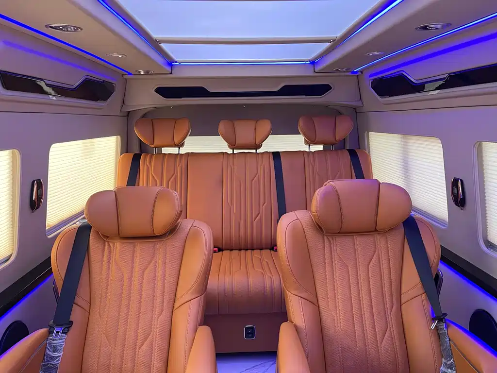Toyota Hiace 2023 — фото 12