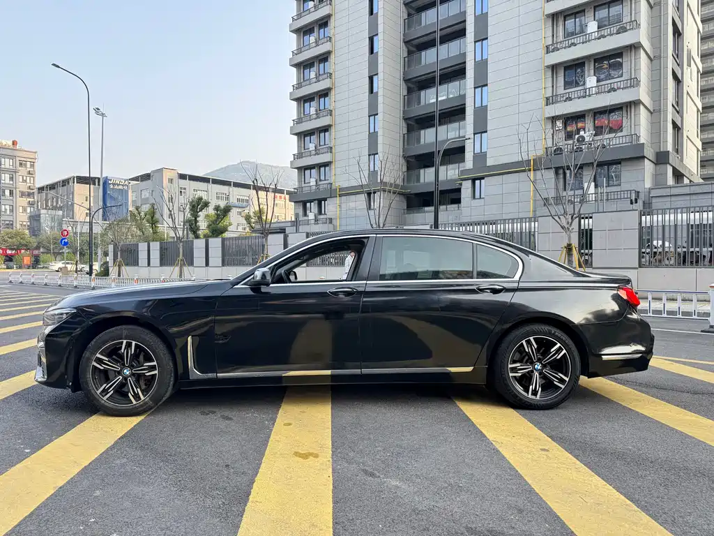 BMW 7 Series 2012 — фото 11