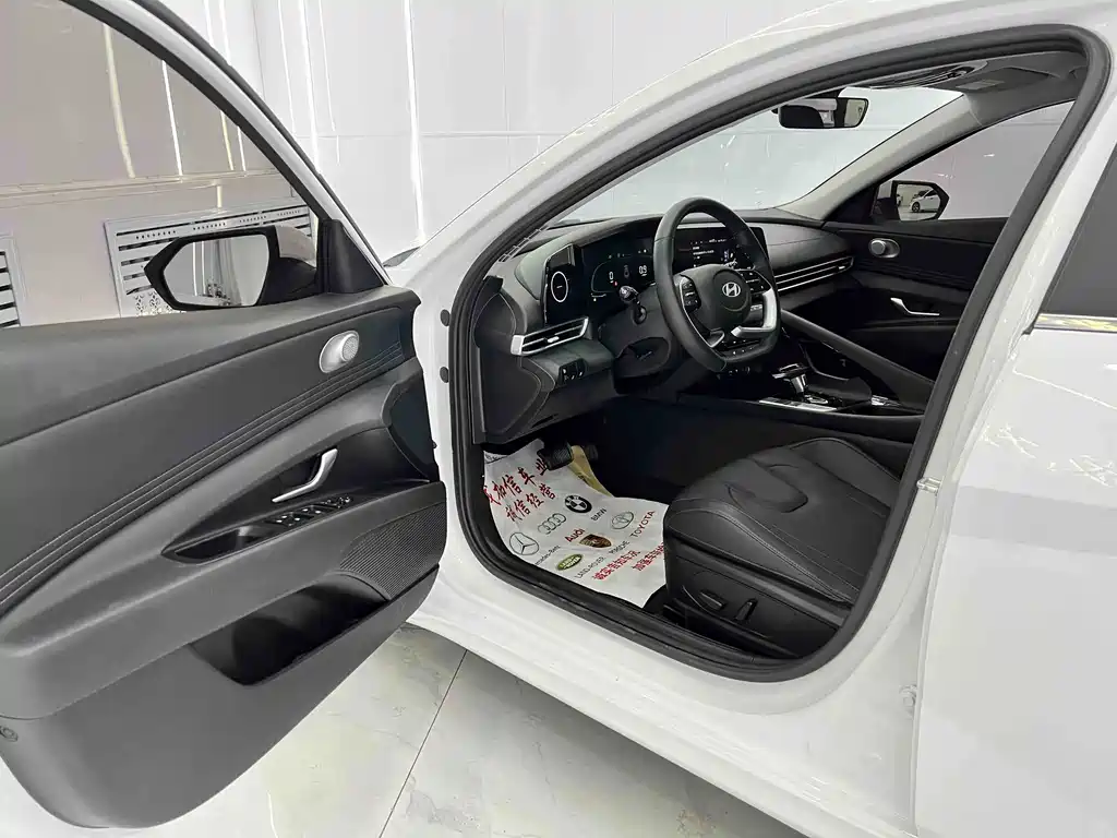 Hyundai Elantra 2024