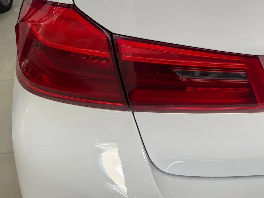 BMW 5 Series 2018 — фото 12
