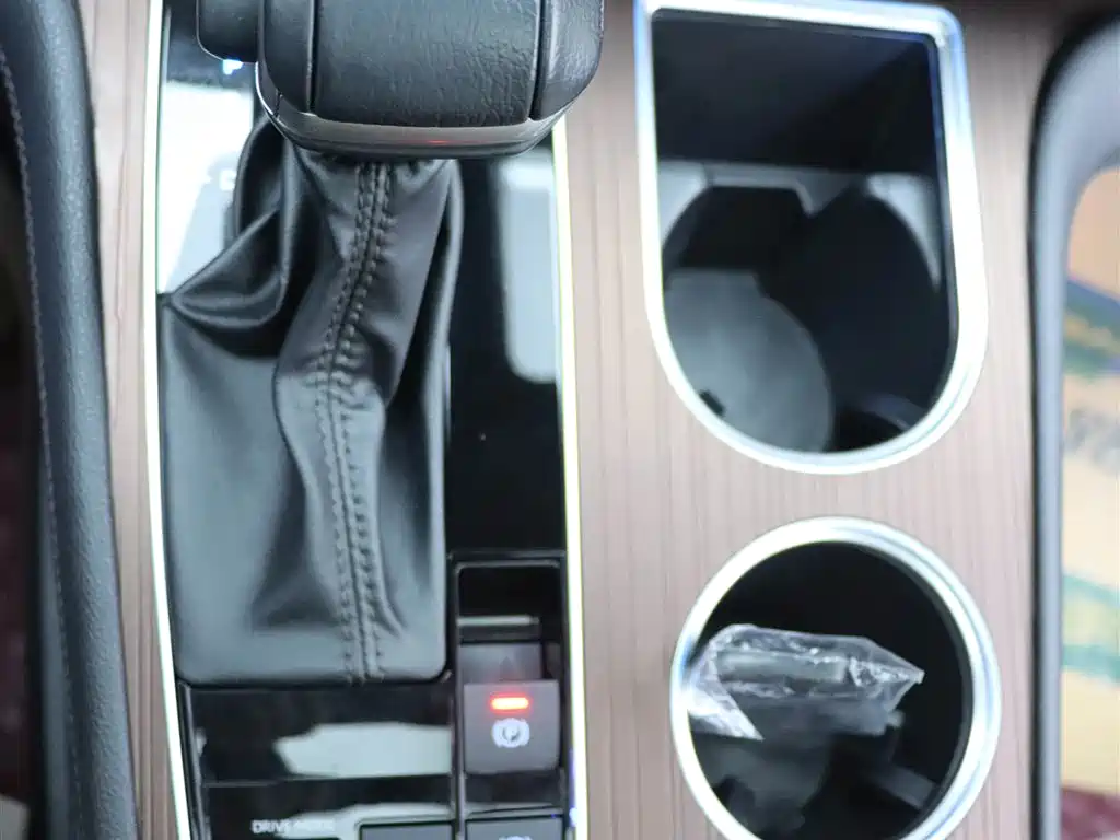Toyota Granvia 2023 — фото 10