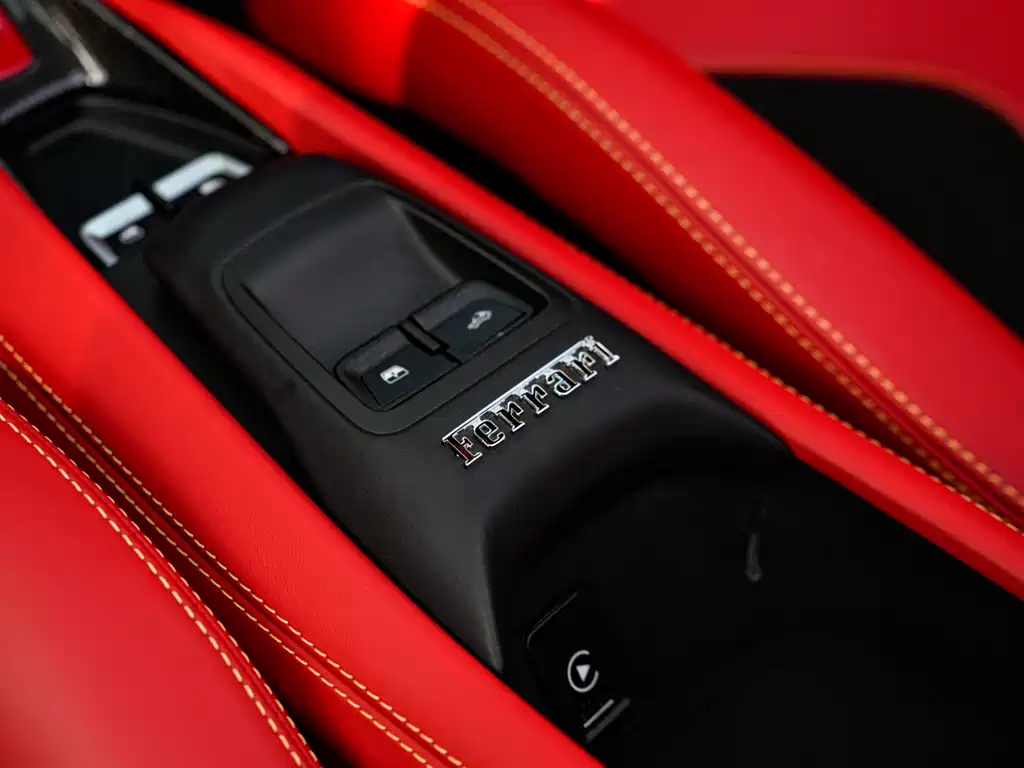 Ferrari F8 2021 — фото 20