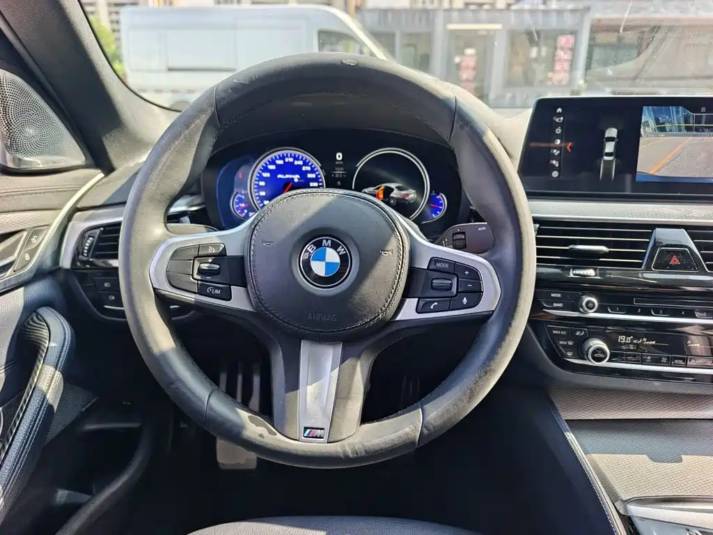 BMW 5 Series 2018 — фото 11