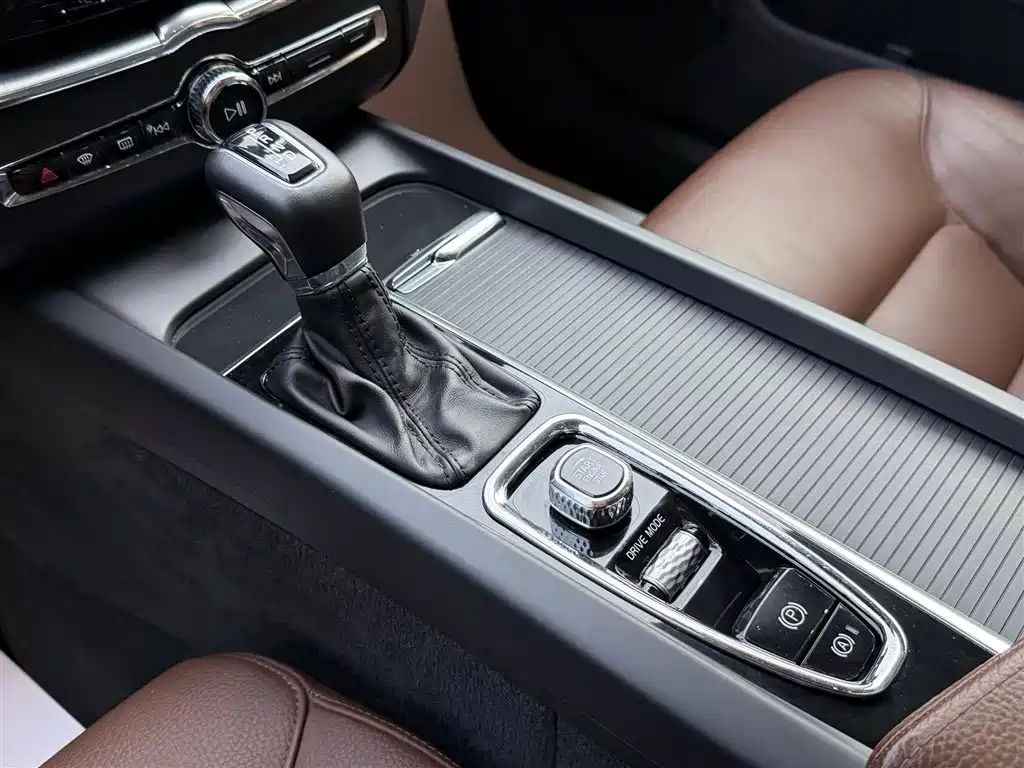 Volvo XC60 2019 — фото 11