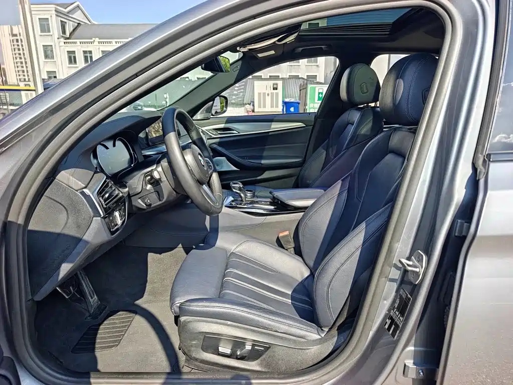BMW 5 Series 2018 — фото 16