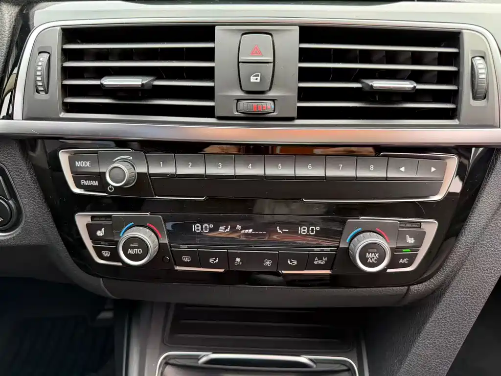 BMW 3 Series 2018 — фото 18