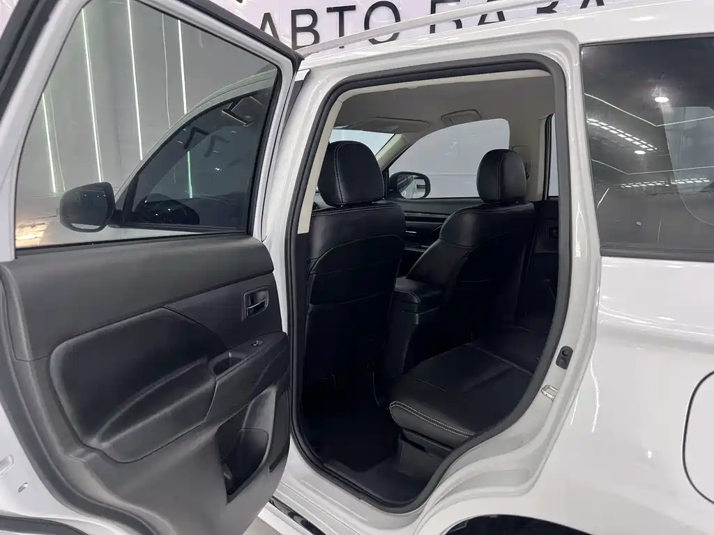 Mitsubishi Outlander 2023 — фото 14