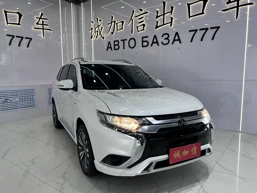 Mitsubishi Outlander 2023 — фото 3