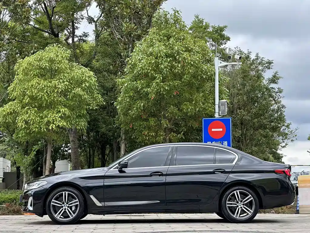 BMW 5 Series 2021 — фото 10
