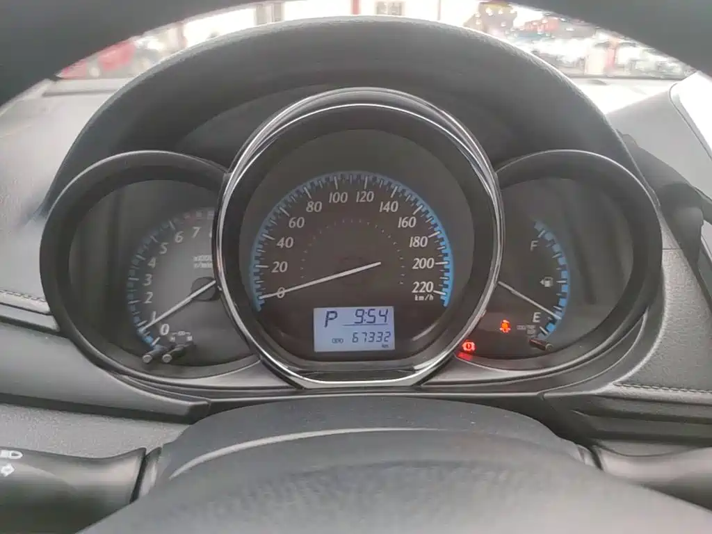 Toyota Yaris L 2017 — фото 12