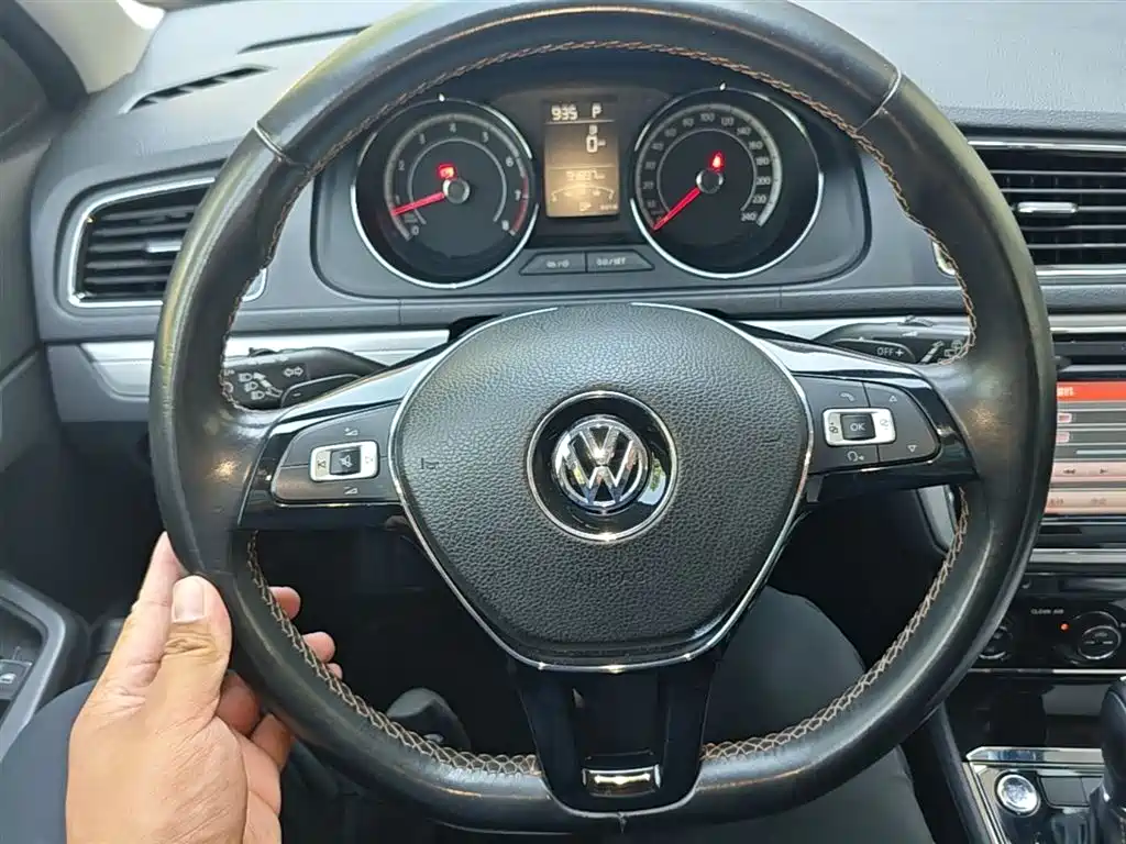 Volkswagen Cross Lavida 2016 — фото 11
