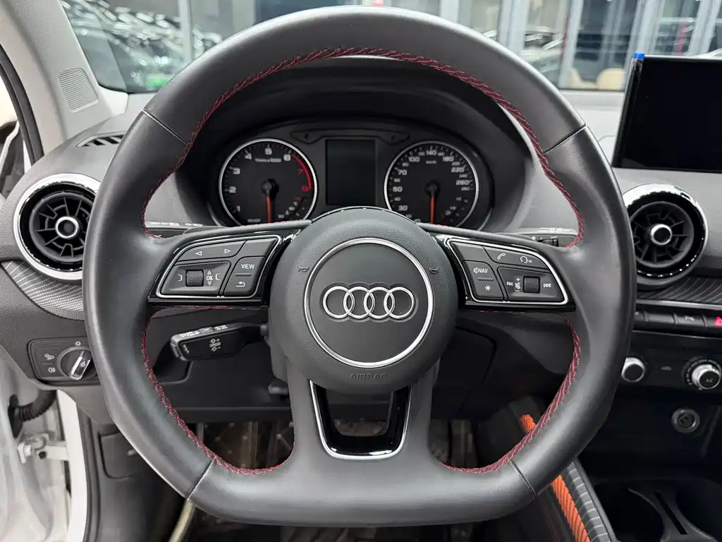 Audi Q2L 2023 — фото 10