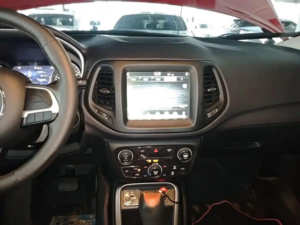 Jeep Compass 2017 — фото 13