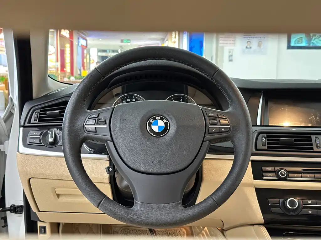 BMW 5 Series 2015 — фото 15
