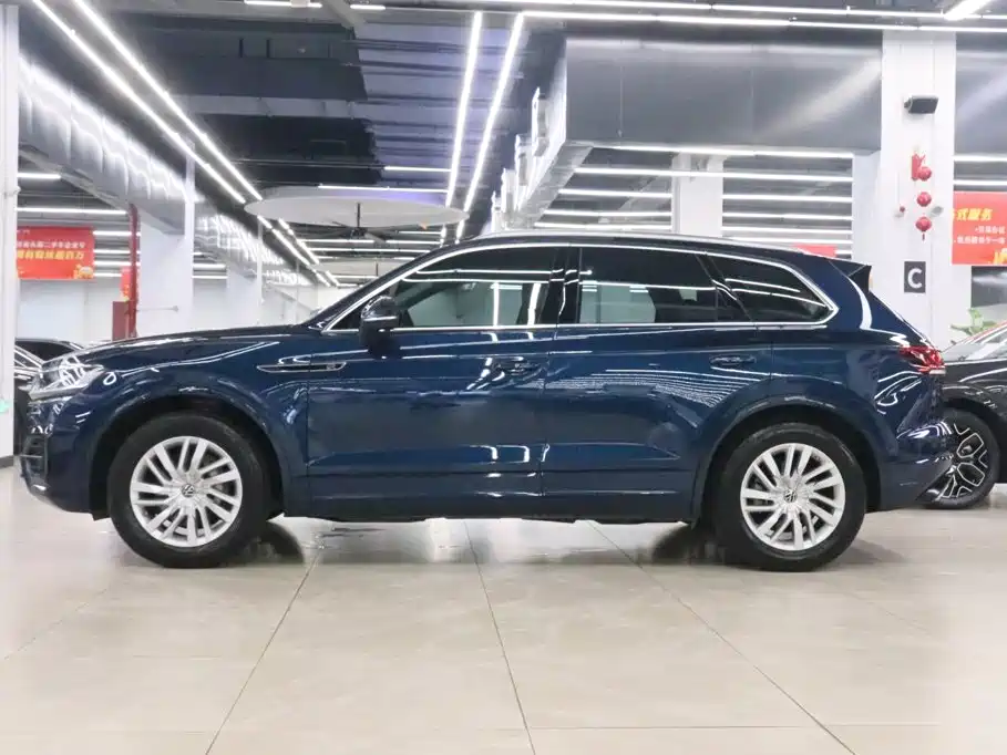 Volkswagen Touareg 2023 — фото 3