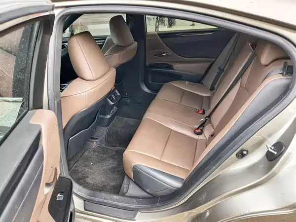 Lexus ES 2023