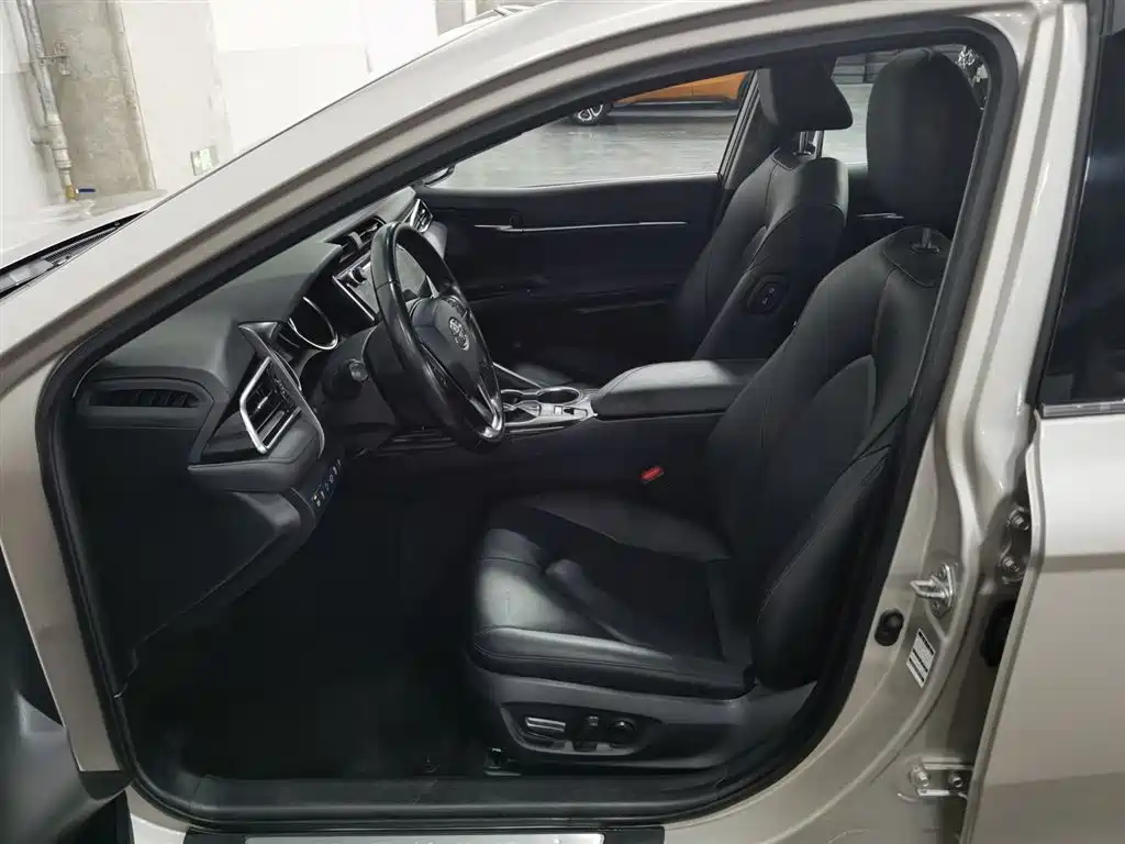 Toyota Camry 2020 — фото 10