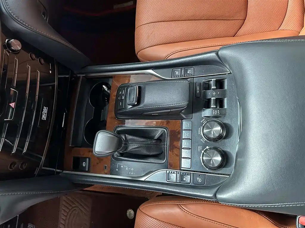 Lexus LX 2017 — фото 11