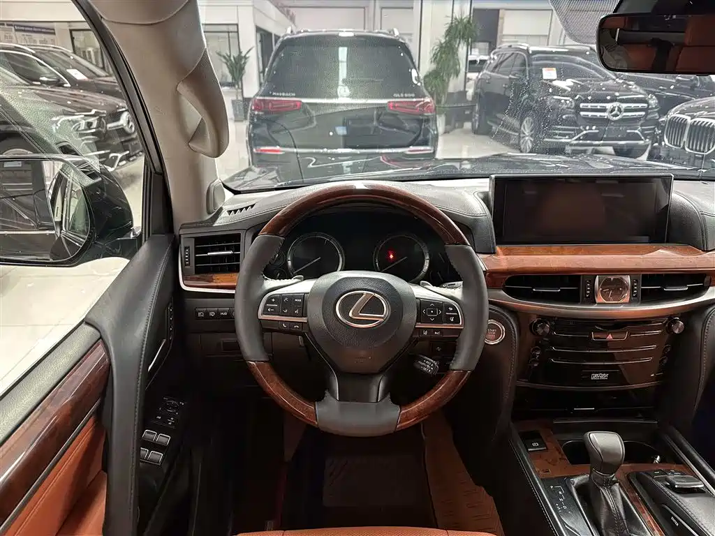 Lexus LX 2017 — фото 16