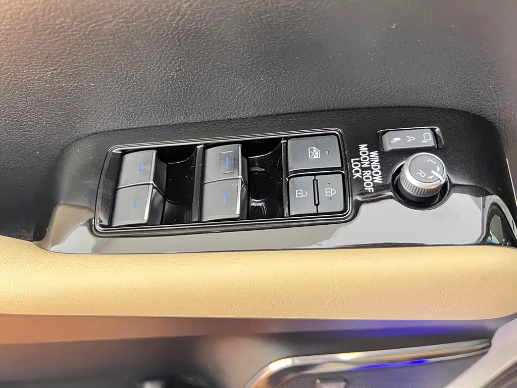 Toyota Alphard 2023 — фото 18
