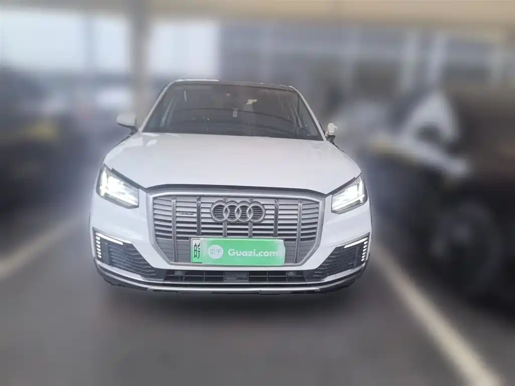 Audi Q2L e-tron 2020 — фото 2