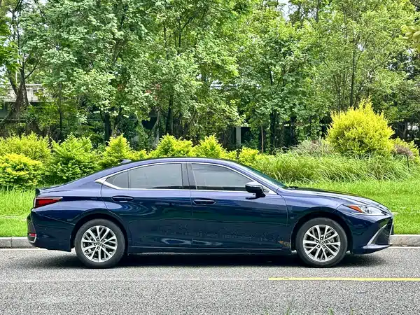 Lexus ES 2023