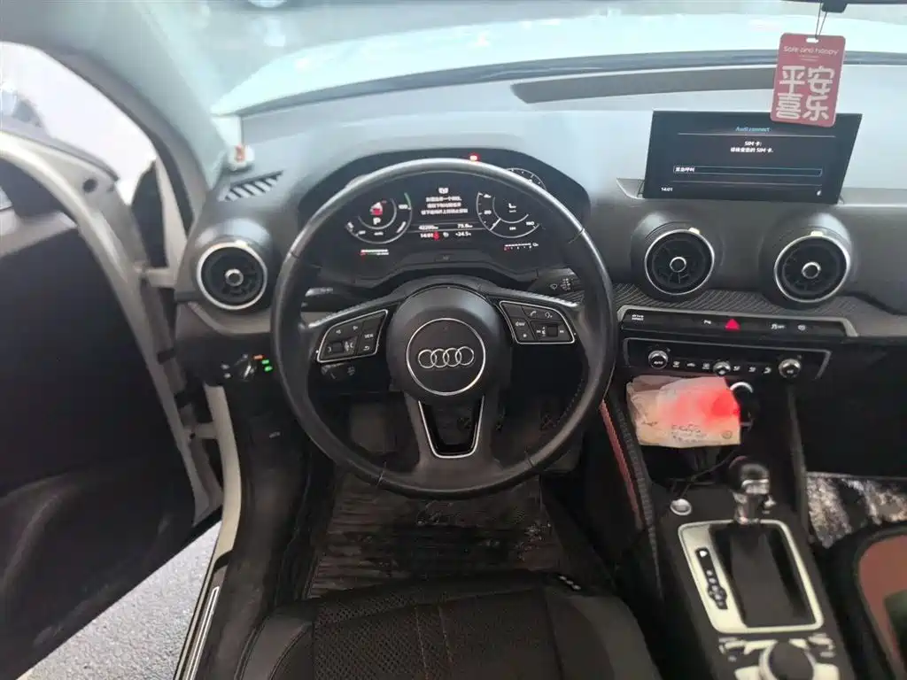 Audi Q2L e-tron 2020 — фото 11