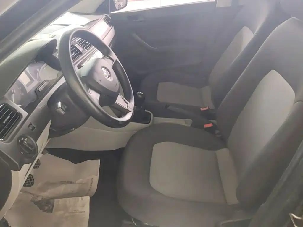 Skoda Rapid 2015 — фото 15
