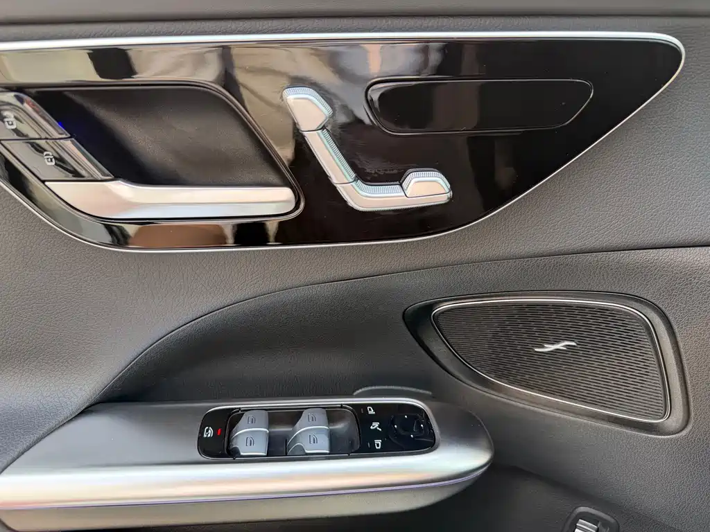 Mercedes-Benz C-Class 2024 — фото 10