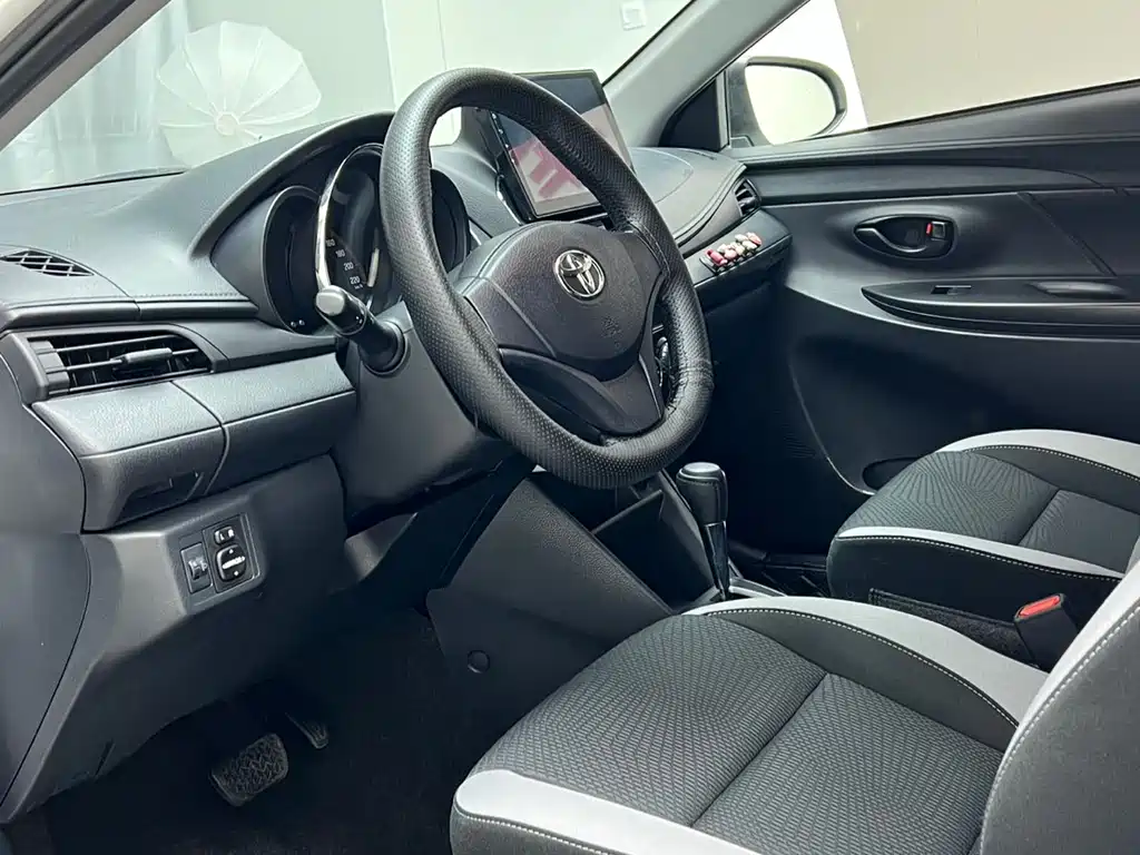 Toyota Yaris L 2021 — фото 4
