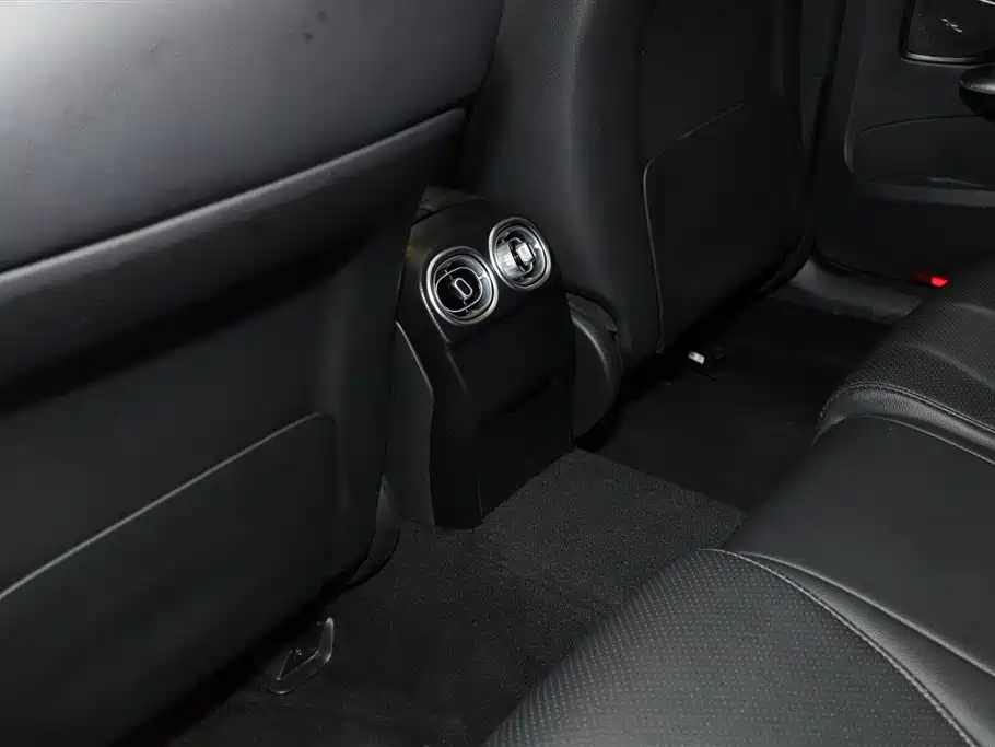 Mercedes-Benz C-Class 2023 — фото 19